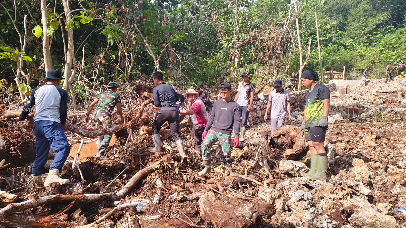 Perintisan Jalan Desa Ara ke Desa Lembanna Program TMMD ke-127 Terus Digenjot