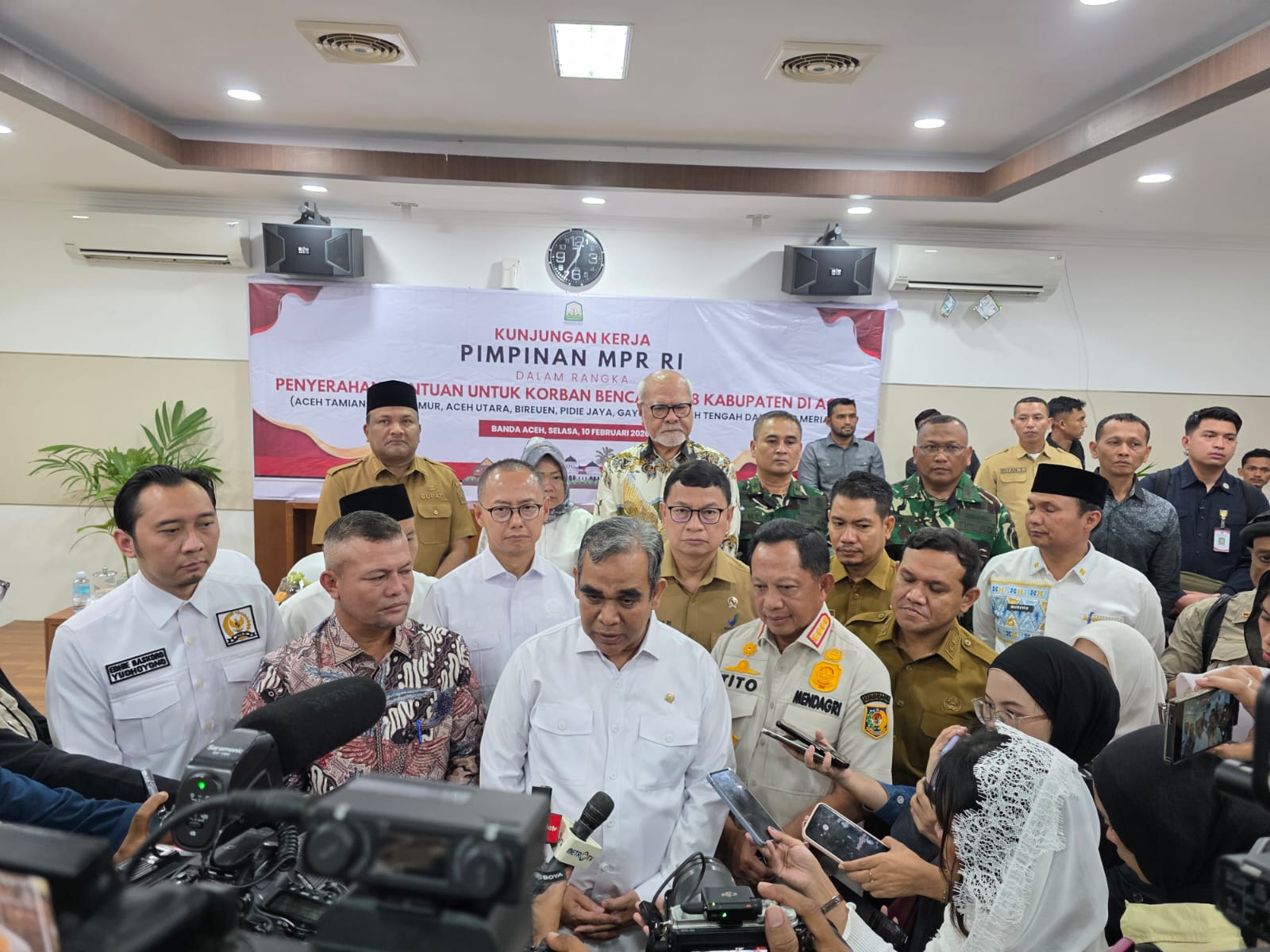 Ketua MPR RI, Mendagri, dan Kepala BPOM Menyerahkan Bantuan bagi Korban Bencana di 8 Kabupaten Aceh