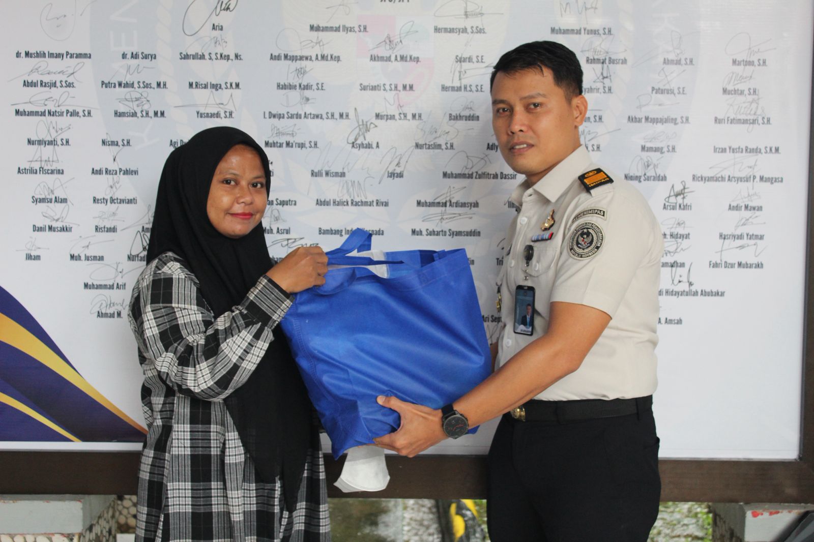 Lapas Narkotika SungguminasaTebar Kebaikan di Bulan Ramadan, Serahkan Paket Sembako Bagi Keluarga Warga Binaan 