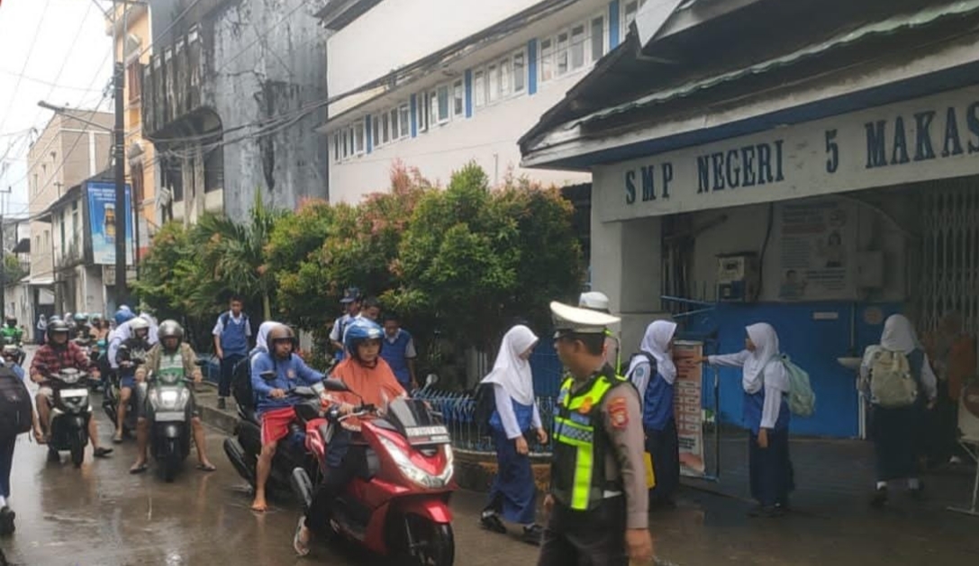 Peduli Keselamatan Anak Bangsa, Polisi di Makassar Tingkatkan Pengaturan Lalu Lintas di Depan Sekolah