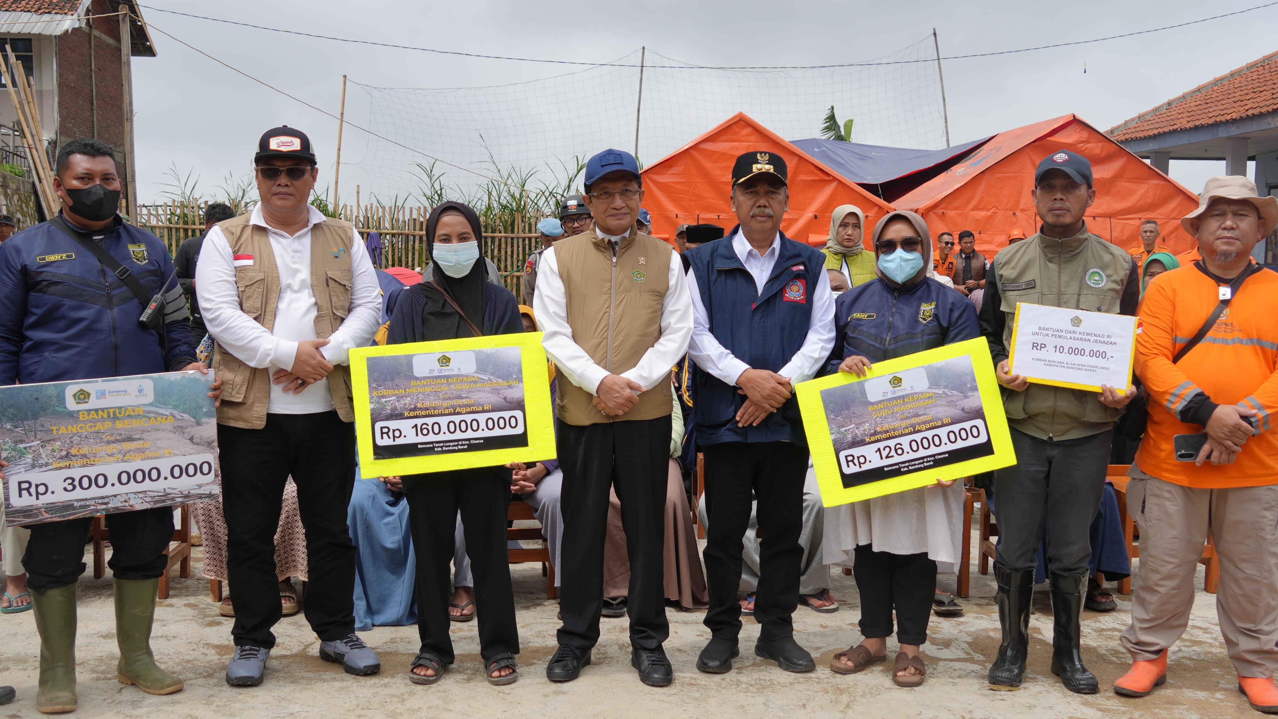 Menag Salurkan Bantuan Rp596 Juta untuk Madrasah, Guru, dan Siswa Terdampak Longsor Cisarua
