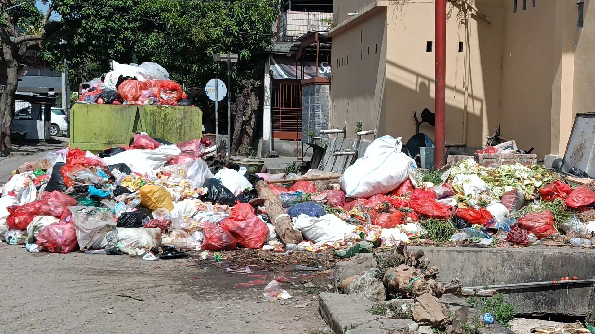 Sampah Menumpuk dan Menyengat, Kadis LH Kerahkan 12 Armada Sampah