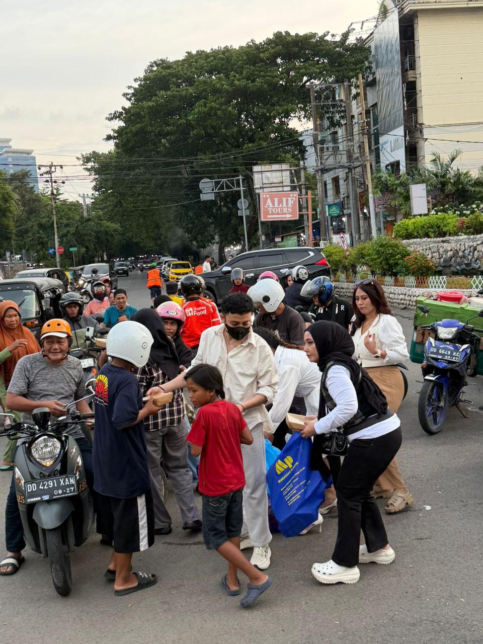 Pemain Film “Twist Stethoscope” Berbagi Takjil di Jalan