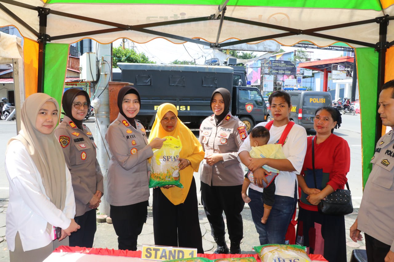 Bantu Masyarakat Penuhi Kebutuhan Pokok Jelang Idulfitri, Polres Pelabuhan Makassar Gelar Pasar Murah