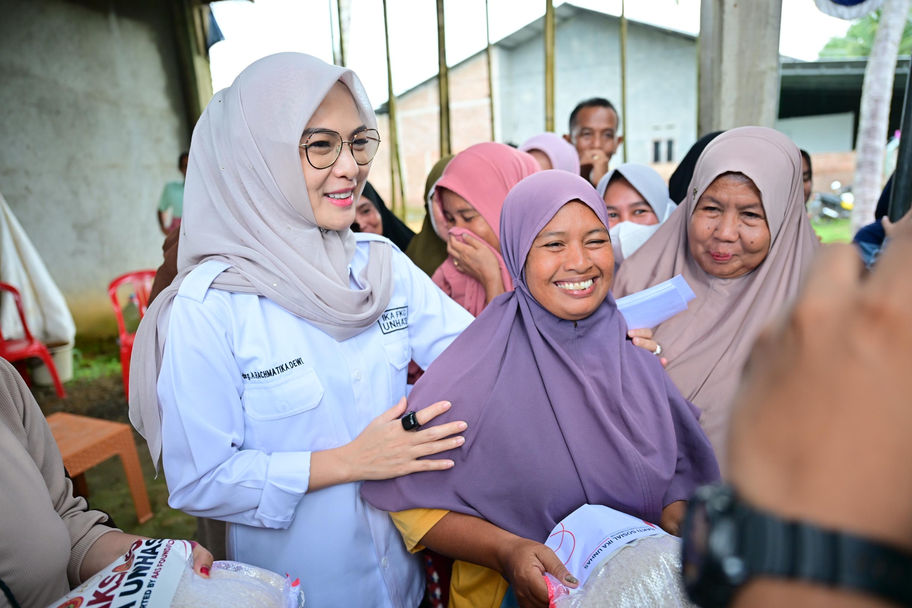Ketua IKA FKG Cicu Salurkan Bantuan untuk Korban Banjir di Barombong