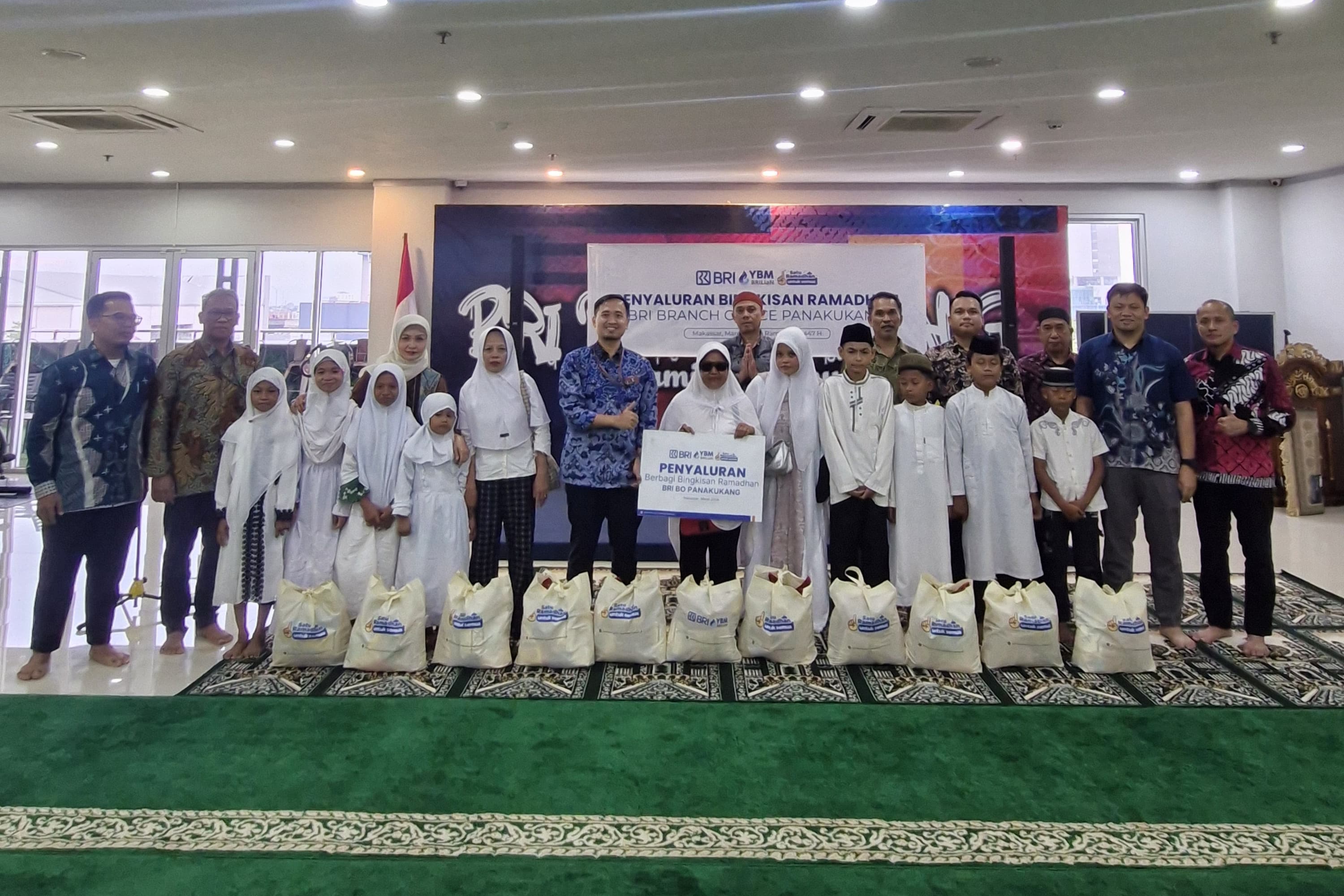 Oplus_16908288 YBM BO BRI Panakkukang Berbagi Kebahagiaan dengan Anak Panti Asuhan di Bulan Ramadan