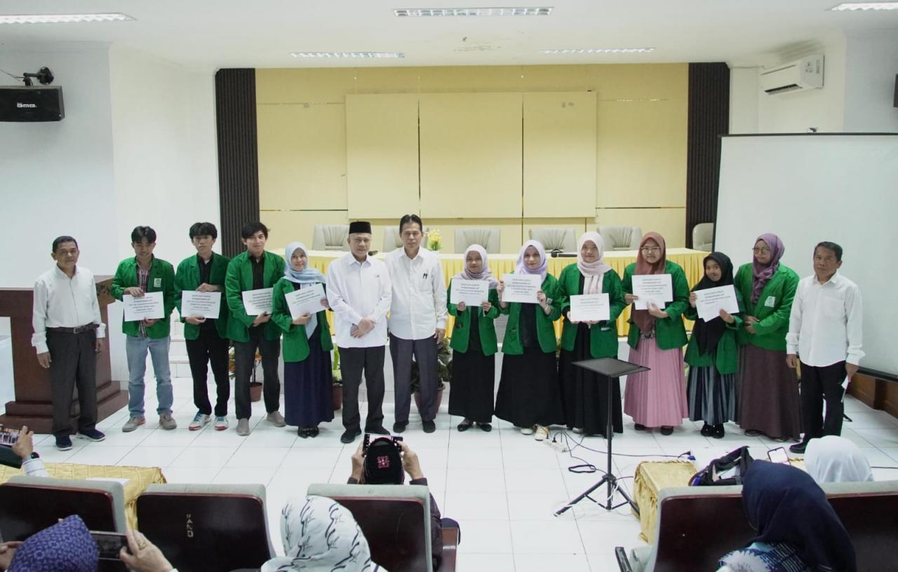 UPZ UIN Alauddin Makassar Salurkan Beasiswa Pendidikan kepada Mahasiswa FAH