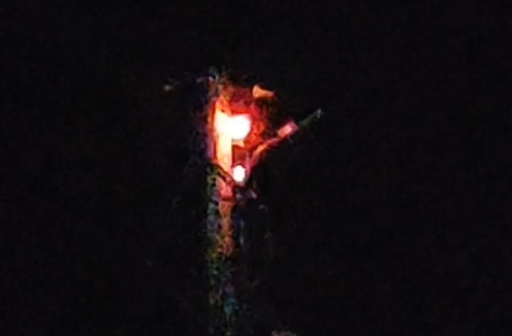 Korsleting Listrik di Tiang Jaringan PLN Picu Kepanikan Warga Perumahan Graha Lasinrang Pinrang
