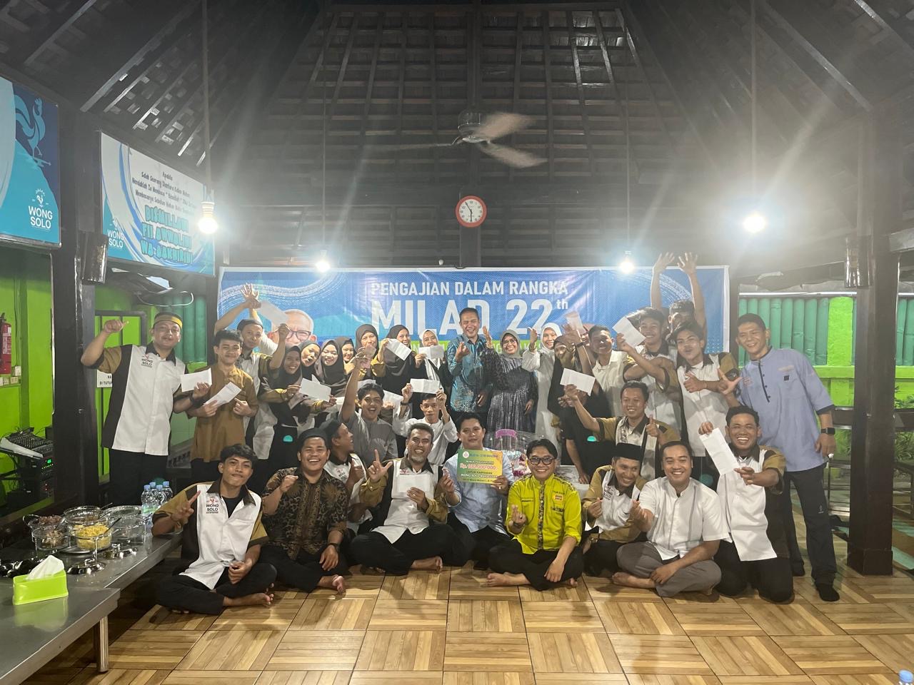Syukuran Milad ke-22 RM Ayam Bakar Wong Solo Makassar, Karyawan Diganjarkan Rp100 Juta oleh Owner