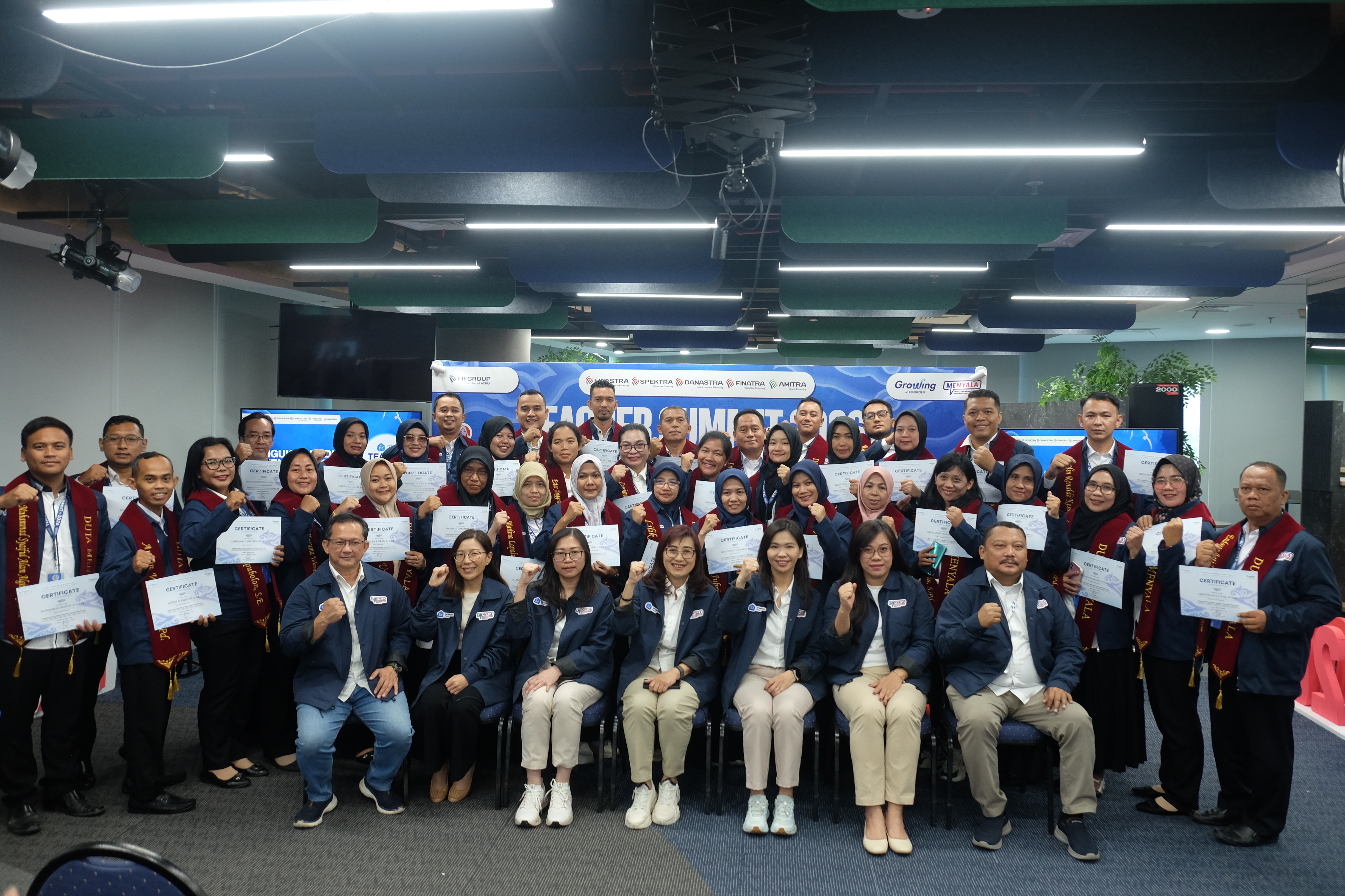FIFGROUP Kukuhkan 37 Guru Terbaik SMK se-Indonesia sebagai Duta Literasi Keuangan