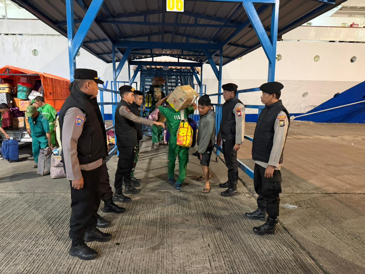 IMG-20260409-WA0006 Antisipasi Masuknya Barang Terlarang, Polsek Soeta Tingkatkan Pengamanan di Terminal Penumpang Pelabuhan