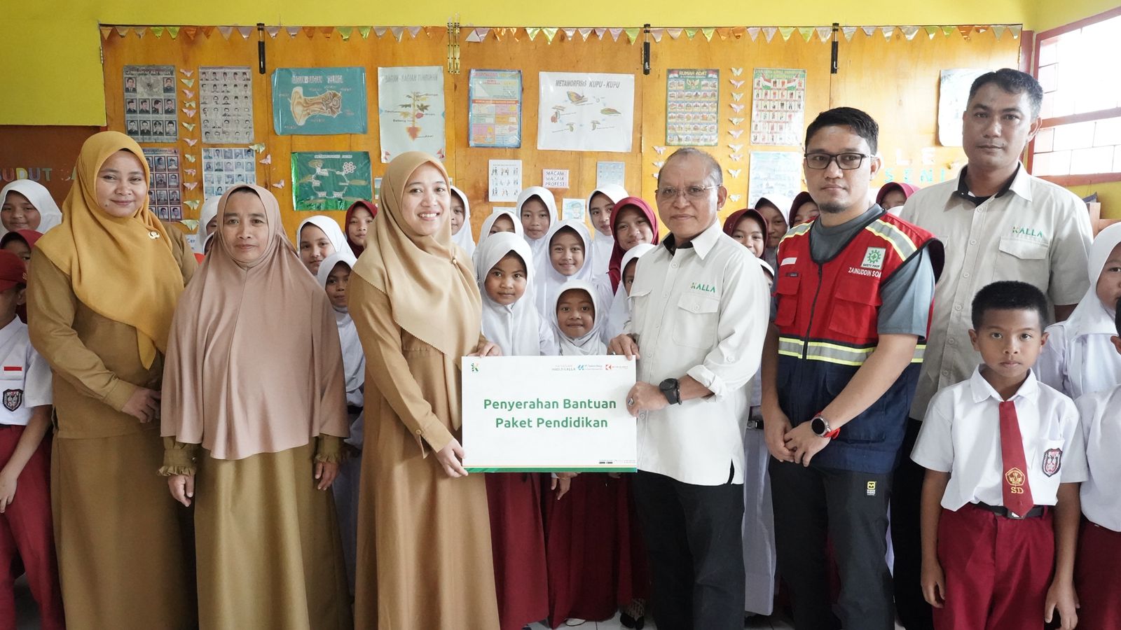 Perkuat Kualitas Pendidikan, Bumi Karsa dan LAZ Hadji Kalla Salurkan Paket Pendidikan