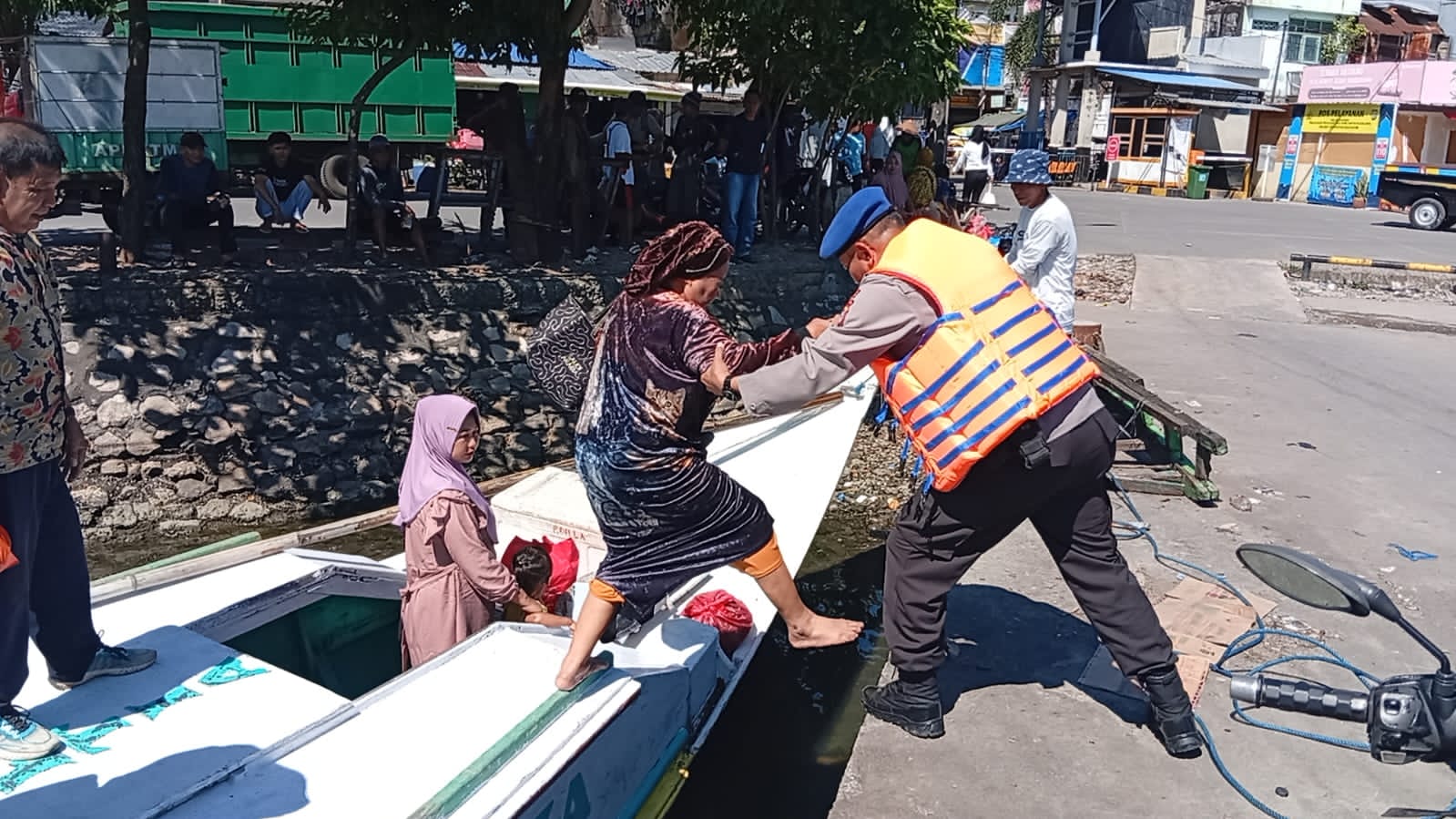 IMG-20260415-WA0004 Aksi Humanis Polisi Penolong di Pelabuhan Paotere, Penumpang Lansia dan Anak-anak Dibantu Turun Kapal