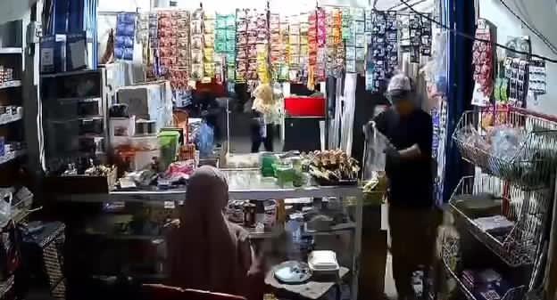 IMG-20260415-WA0051 Sekelompok Pemuda Bersenjata Parang dan Busur Panah Serang Warga di Toko Kelontong