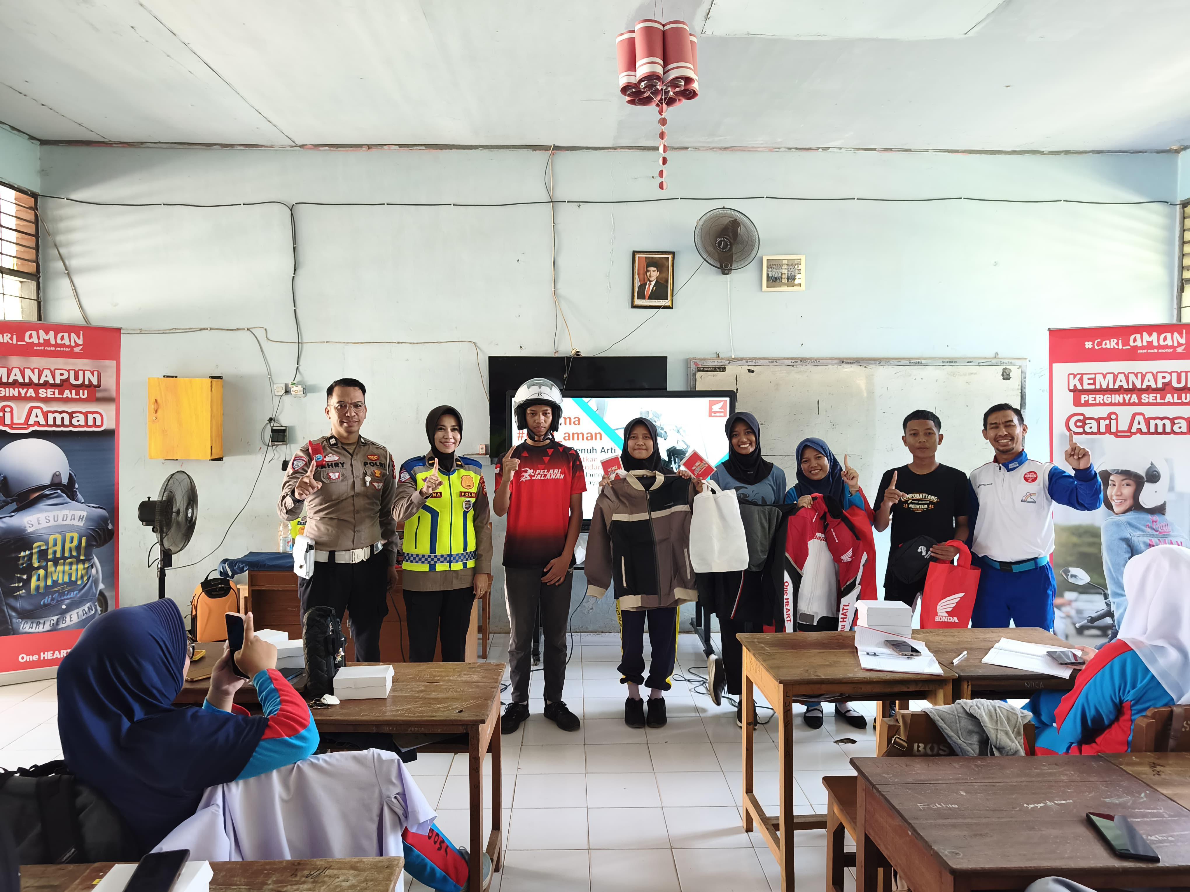 Asmo Sulsel Edukasi Safety Riding Siswa SMAN 8 Gowa, Tekankan Pentingnya Fokus dan Perlengkapan Berkendara Asmo Sulsel Edukasi Safety Riding Siswa SMAN 8 Gowa, Tekankan Pentingnya Fokus dan Perlengkapan Berkendara