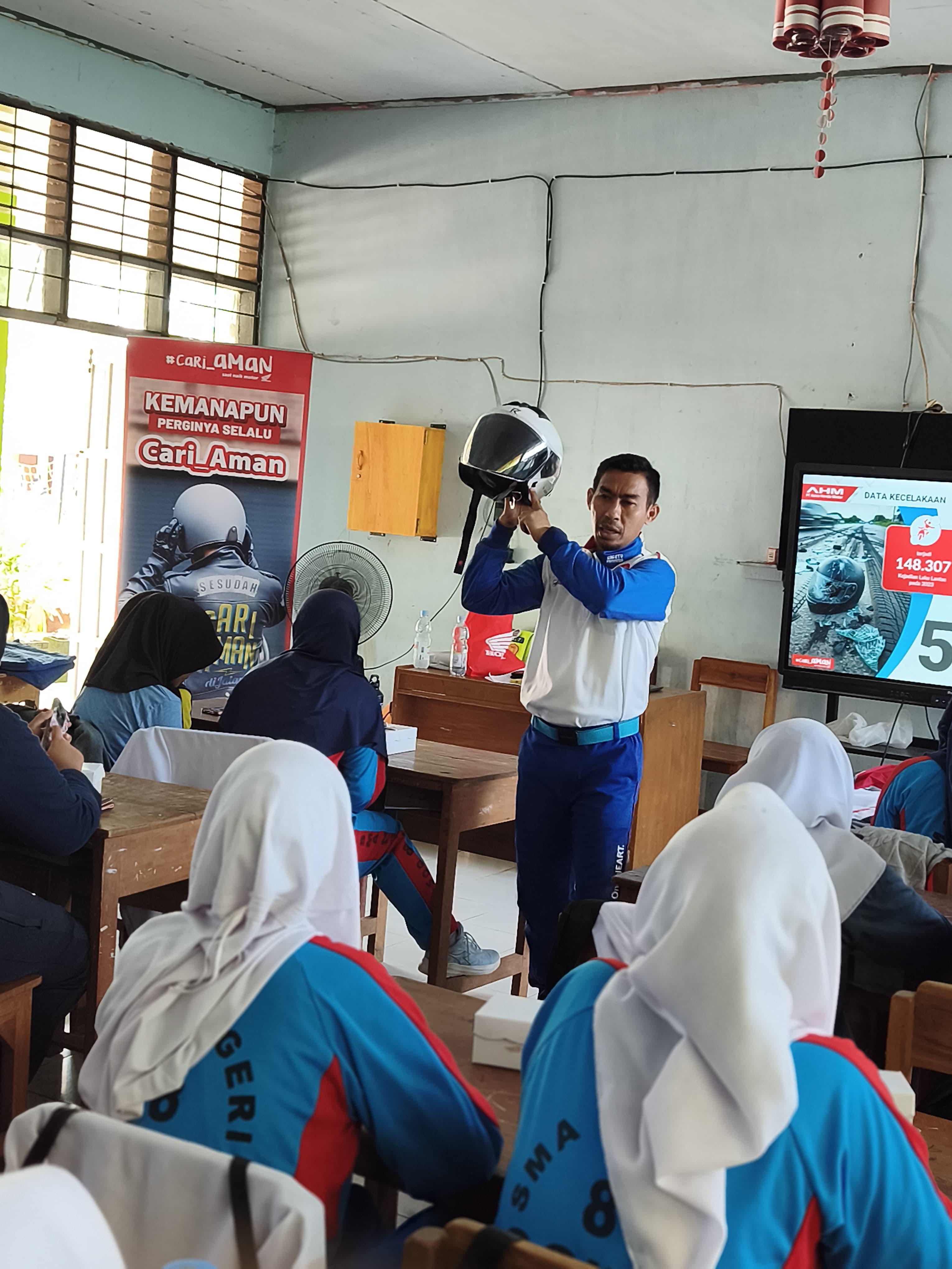Asmo Sulsel Edukasi Safety Riding Siswa SMAN 8 Gowa, Tekankan Pentingnya Fokus dan Perlengkapan Berkendara