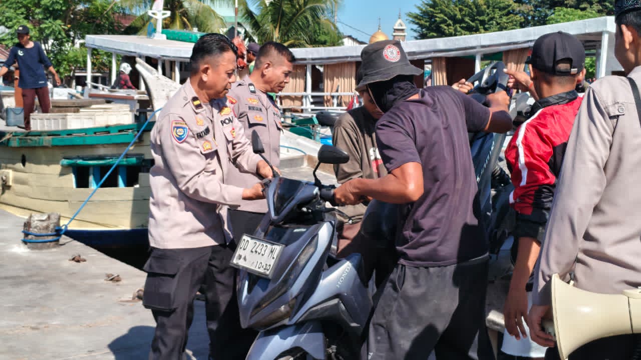 Satbinmas Polres Pelabuhan Makassar Hadir Sebagai Polisi Penolong, Warga Pulau Merasa Aman dan Terbantu