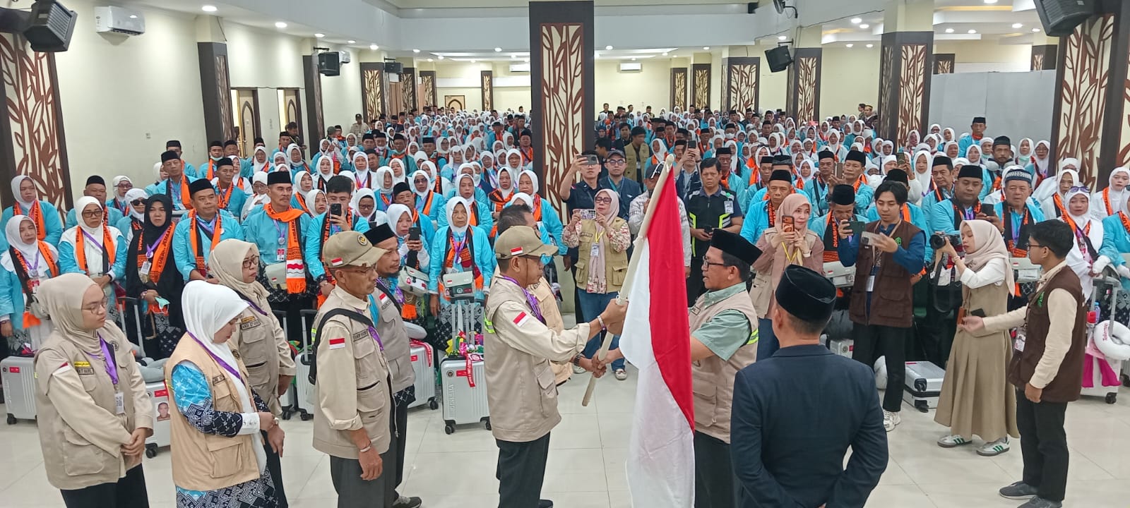 Lepas Kloter 8 UPG, Ketua PPIH Embarkasi Makassar Sampaikan Tiga Poin