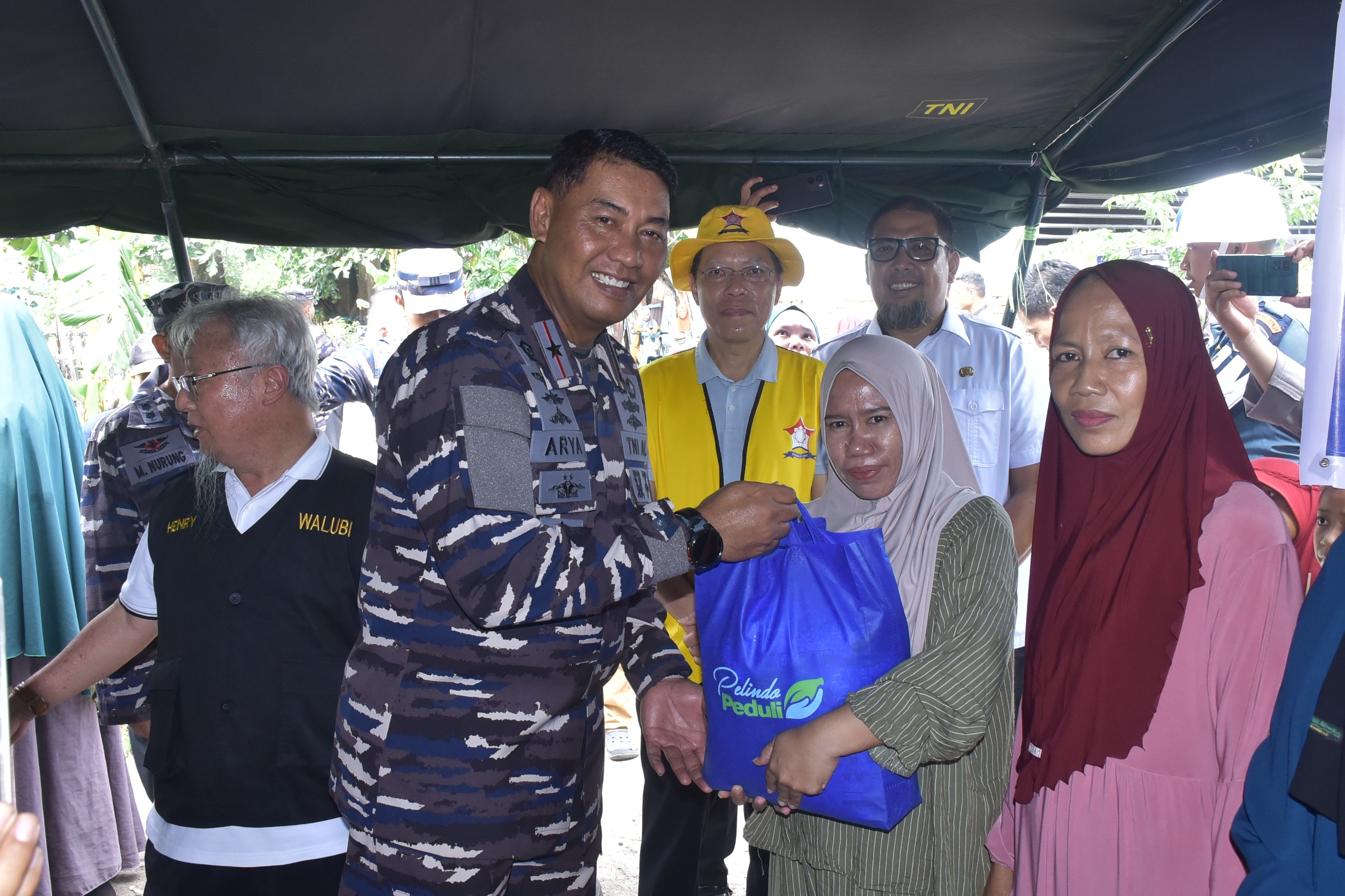 TNI AL Hadir di Tengah Rakyat, Ratusan Warga Pulau Kodingareng Lompo Antusias Ikuti Bakti Sosial dan Prolasi Kodaeral VI