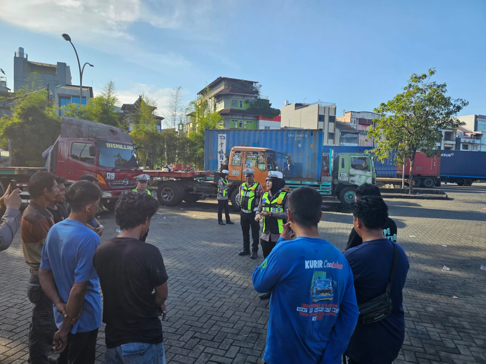 Antisipasi Aksi Buruh dan Hardiknas, Satlantas Polres Pelabuhan Makassar Batasi Pergerakan Truk di Titik Rawan
