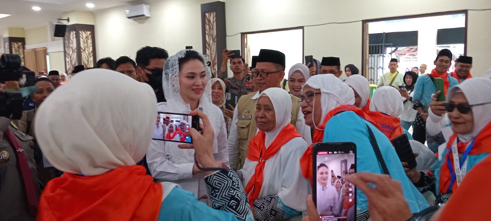 Gubernur Sherly Laos Bagikan Uang Saku Rp 1,5 Juta per Jemaah Haji