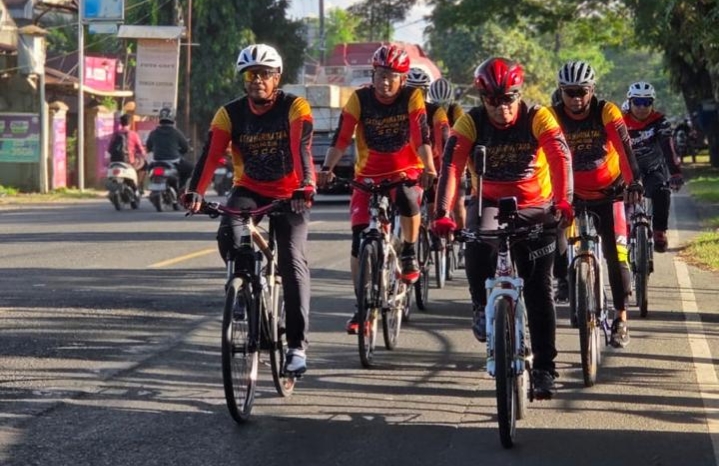 Cuaca Panas Tak Surutkan Semangat SCC Brimob Polda Sulsel Gowes Kamtibmas