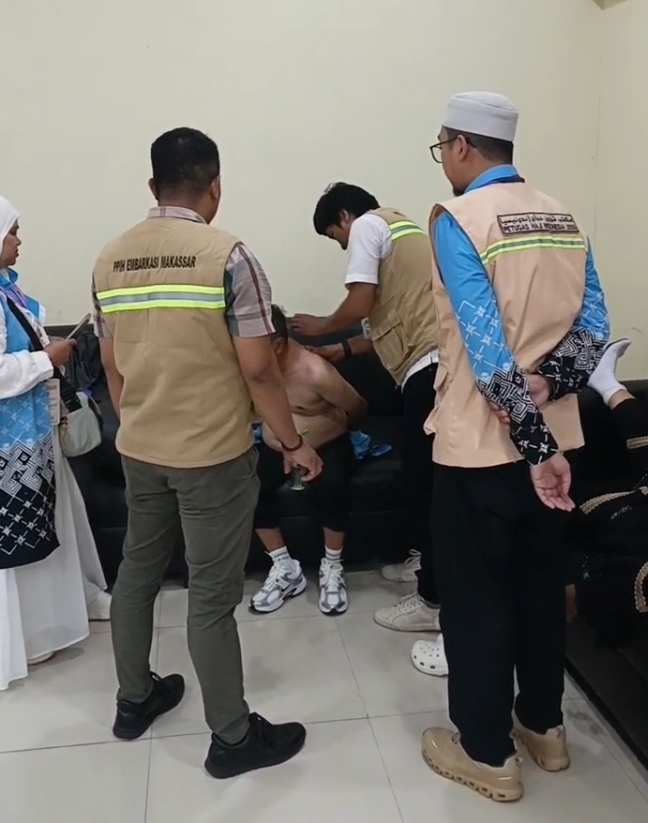 Sentuhan Tangan Petugas di Embarkasi Makassar, Jemaah Haji Gowa Kembali Bugar