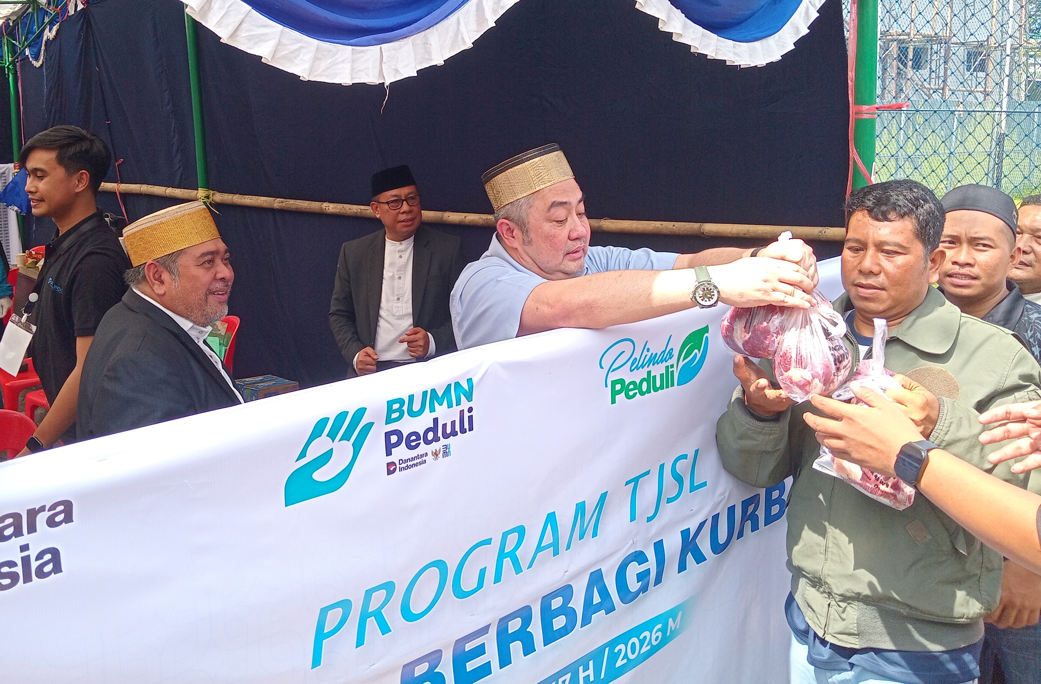Dirut Pelindo Serahkan Langsung Daging Kurban Regional 4 