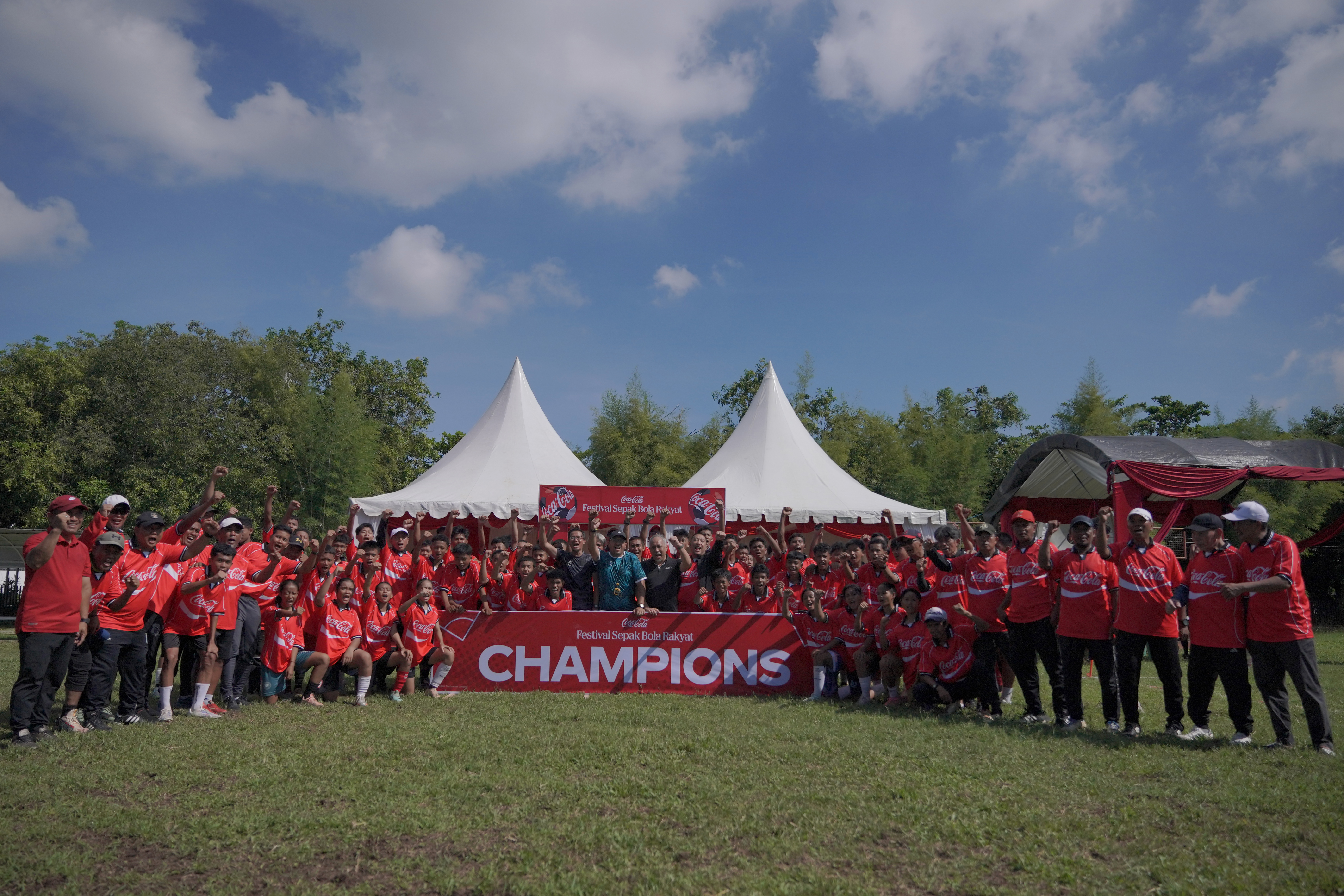 Foto bersama coaching clinic 2 GGN dan Coca-Cola Hadirkan Festival Sepak Bola Rakyat di Sulawesi, Buka Jalan Talenta Muda Daerah