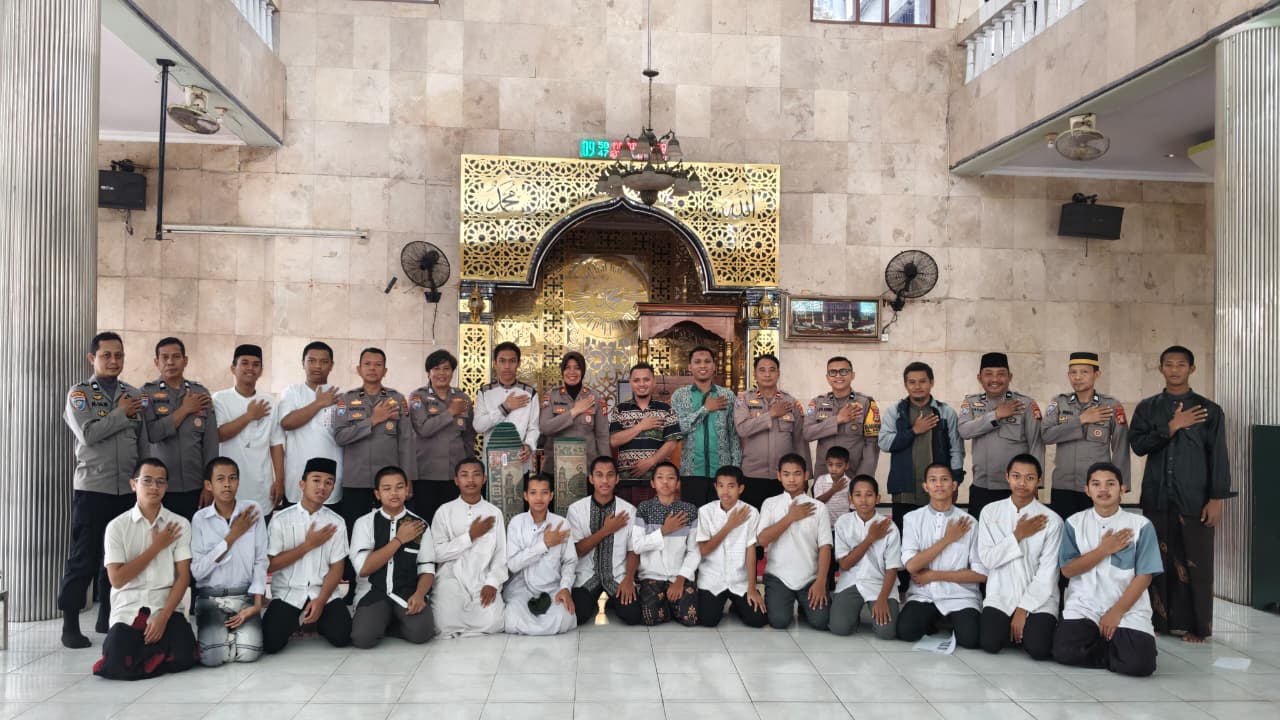 Satbinmas Polres Pelabuhan Makassar Edukasi Santri Jadi Teladan di Lingkungan Masyarakat
