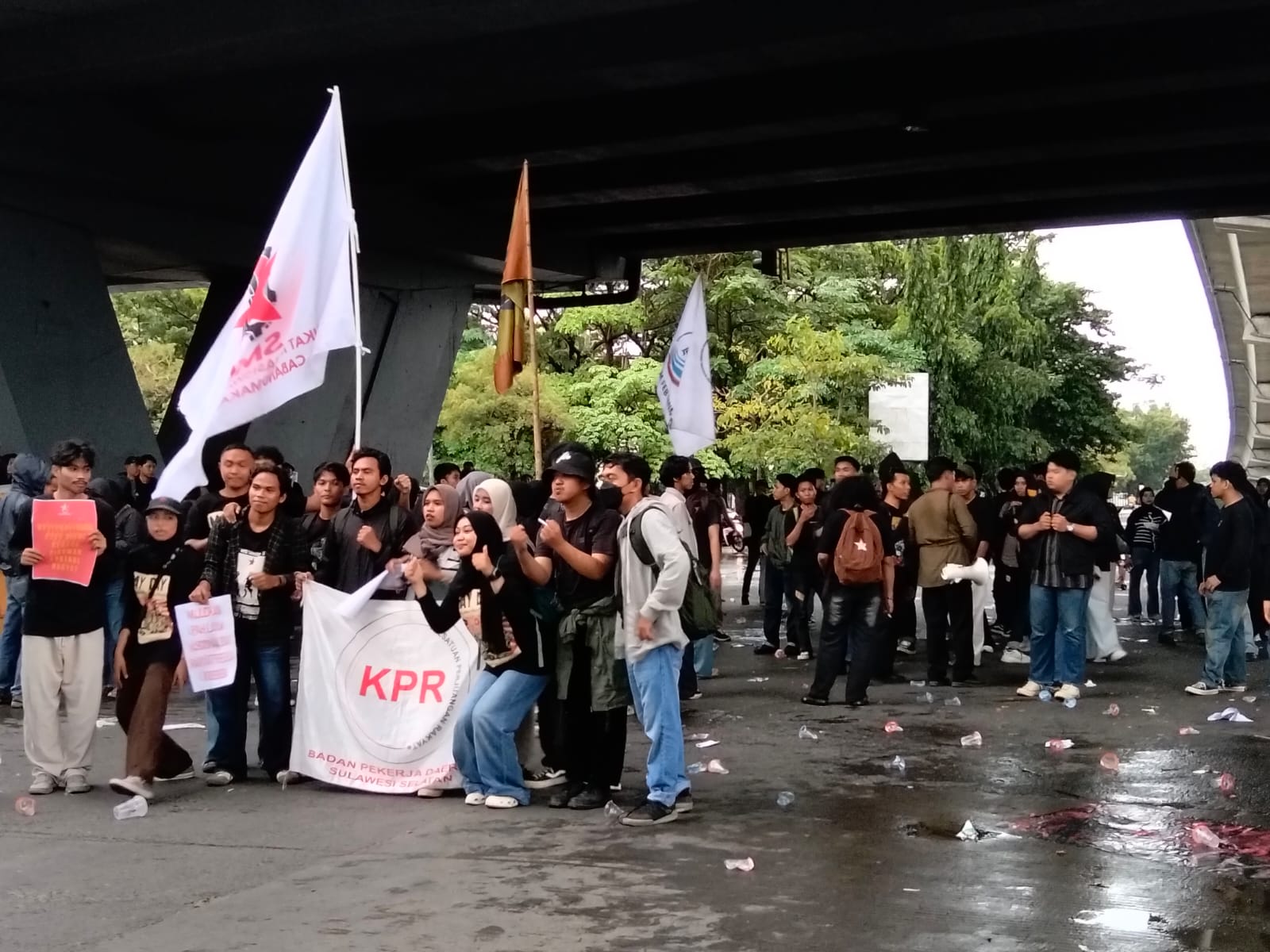 Meski Diguyur Hujan, Ratusan Buruh dan Mahasiswa Tetap Aksi May Day di Bawah Fly Over Makassar