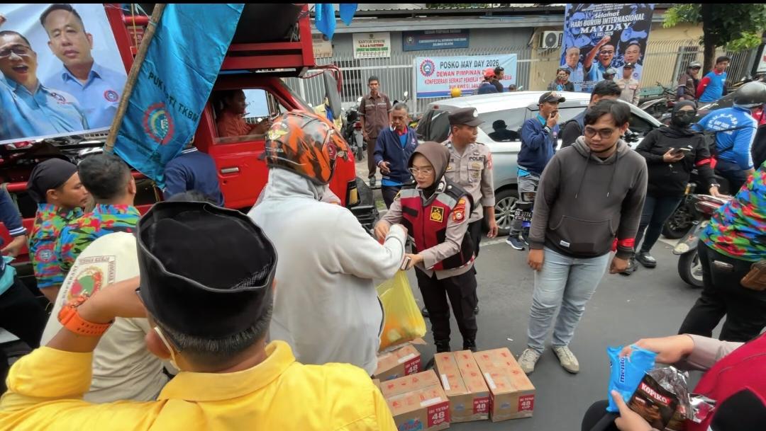 IMG-20260501-WA0077 Polisi Bagikan Air Minum ke Buruh di Tengah Terik Matahari, Aksi May Day di Makassar Berlangsung Aman