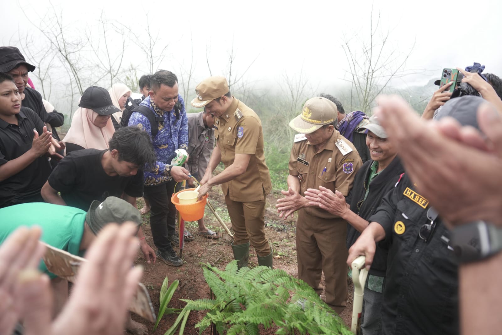 Hari Bumi, Yusuf Ritangnga Tanam Pohon Pakis Dan Bercerita Tentang Ketenaran Kopi Arabika