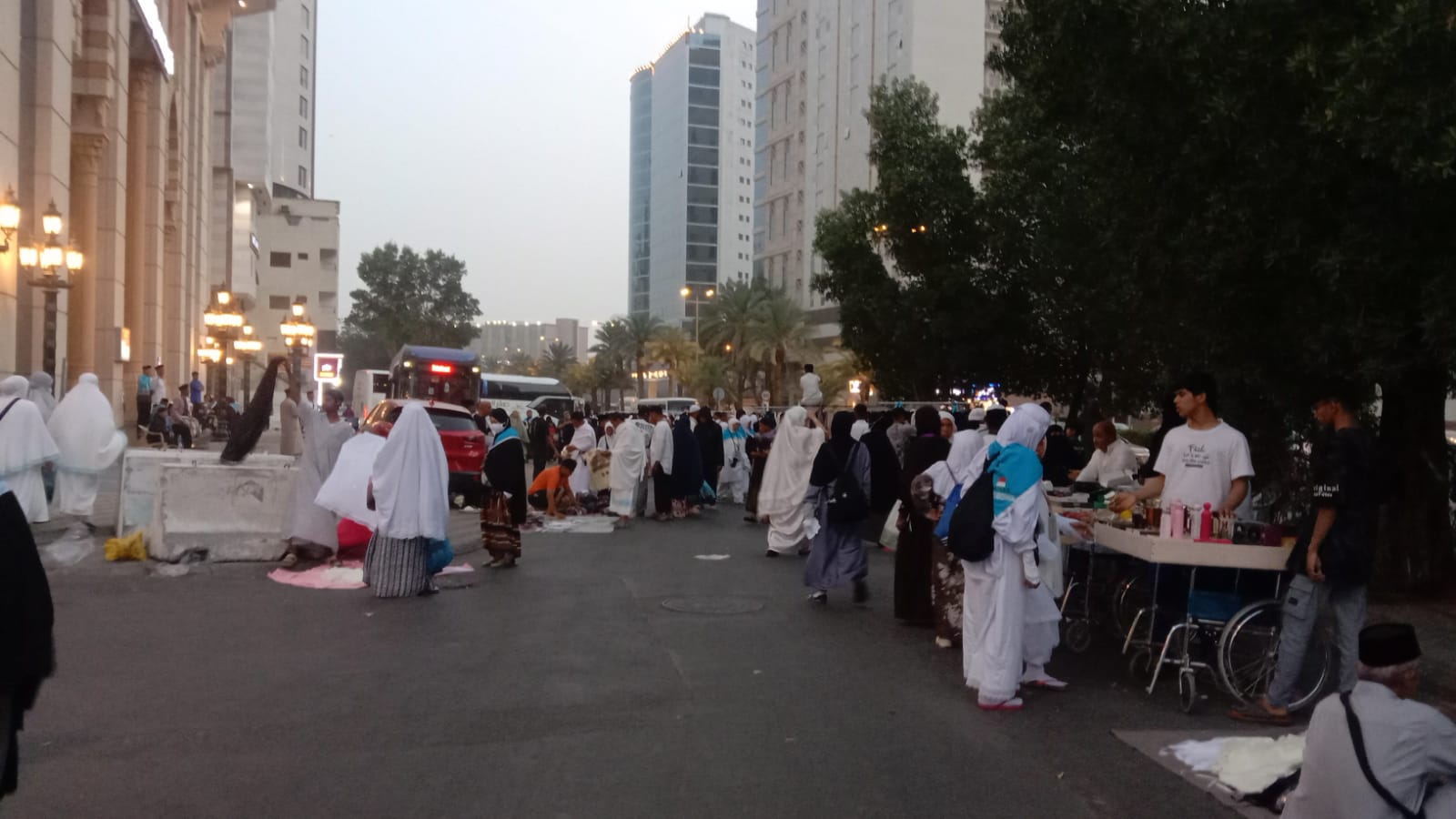 IMG-20260510-WA0057 Isi Waktu di Makkah, Jemaah Fokus Ibadah dan Belanja di Sekitar Hotel