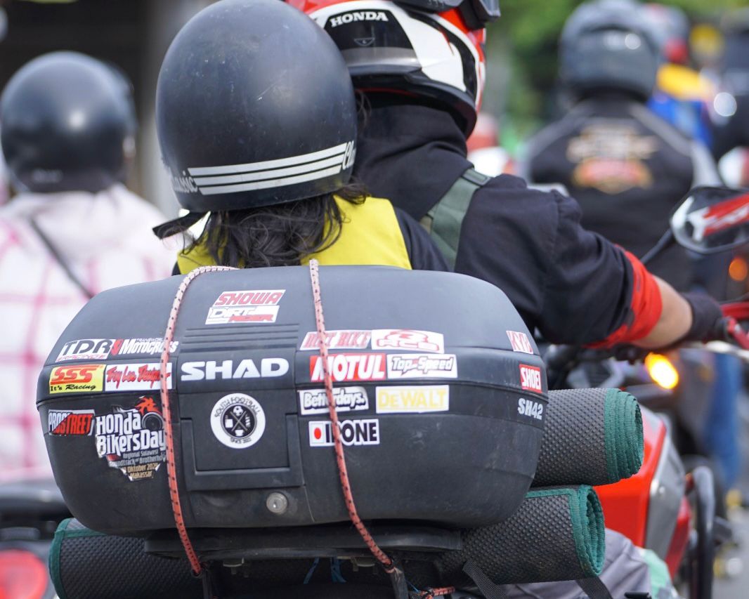 Tetap #Cari_Aman, Ini Tips Berkendara Saat Membawa Barang Belanja atau Barang Besar di Sepeda Motor