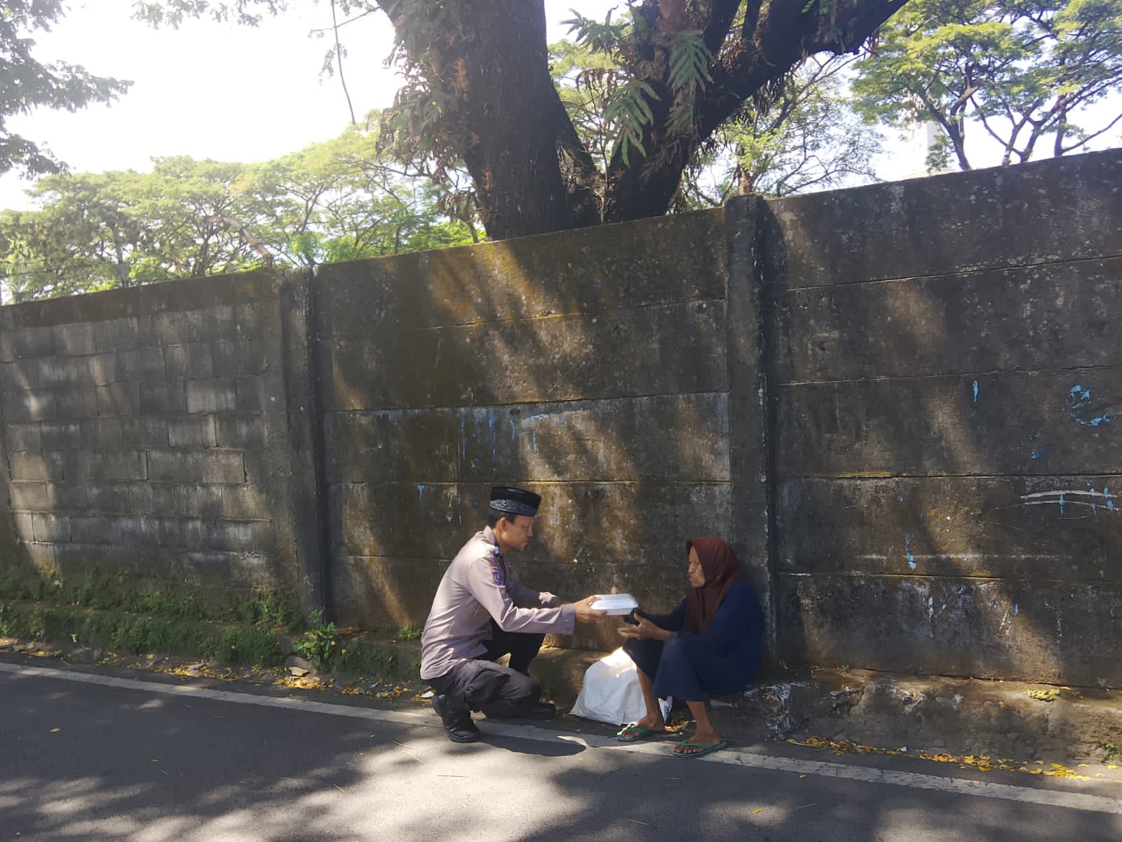 Melalui Satbinmas, Kapolres AKBP Rise Sandiyantanti Berbagi Makan Siang kepada Warga