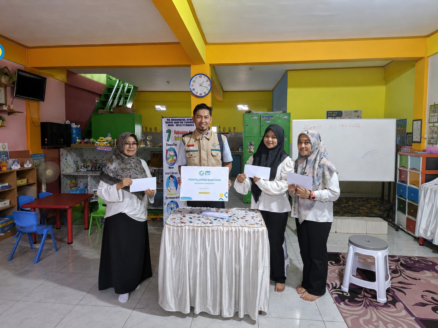Hari Kartini, YBM PLN UIP3B Sulawesi Salurkan Bantuan untuk Perempuan Hebat di Tomohon