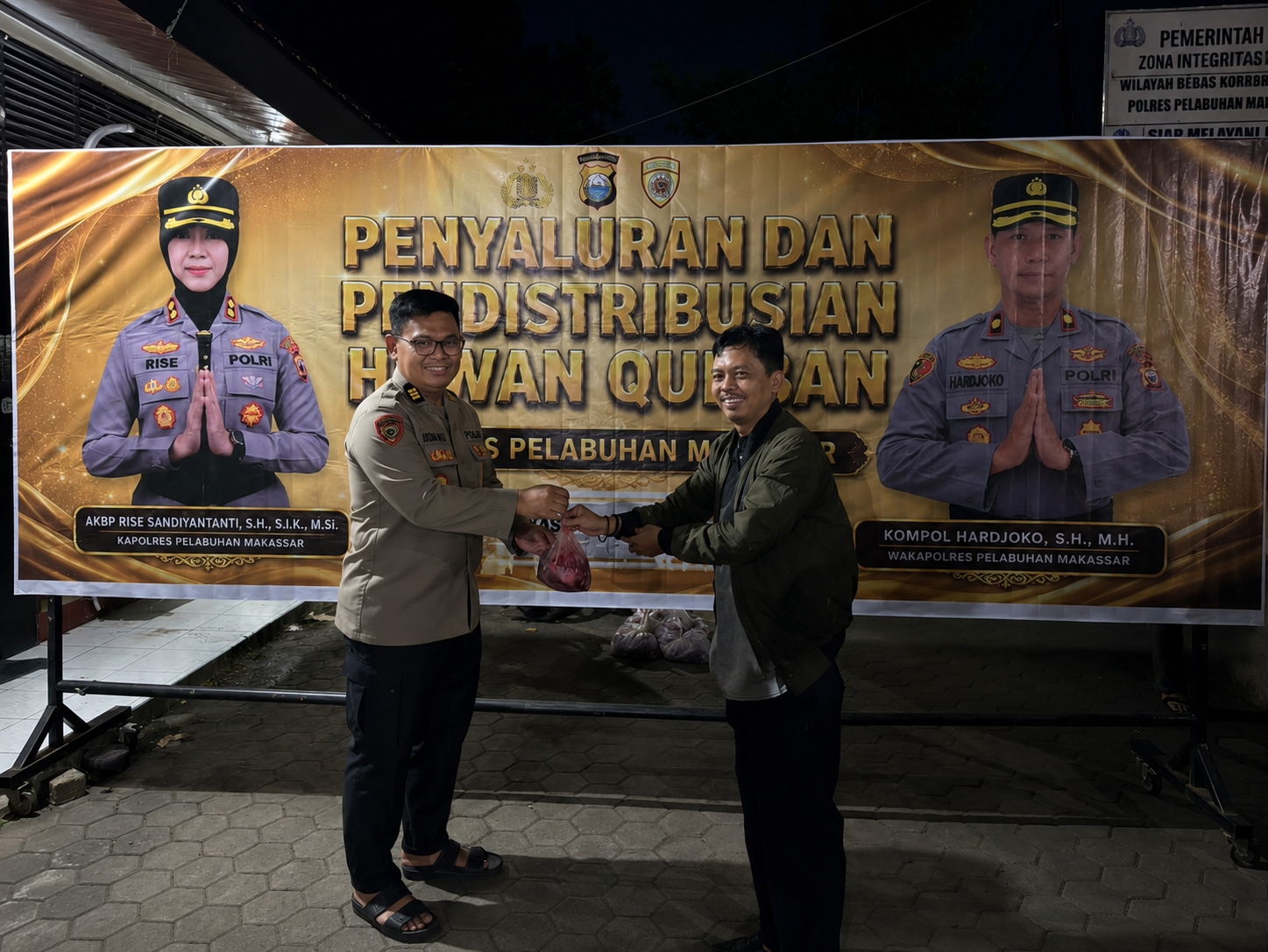 IMG-20260527-WA0102 Idul Adha Penuh Kepedulian, Polres Pelabuhan Salurkan Ratusan Paket Daging Kurban ke Masyarakat