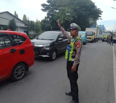 Oplus_131072 Personel Lantas Polsek Ujung Tanah Rutin Urai Kemacetan, Polisi Hadir Jaga Keselamatan Warga Makassar