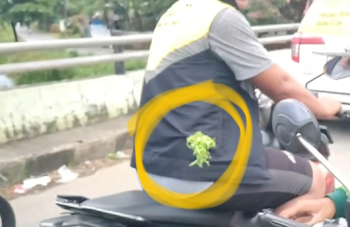 ‎Gegara Tegur "Pak Ogah" Driver Ojol Dibusur, Pelaku Dalam Pencarian Polisi