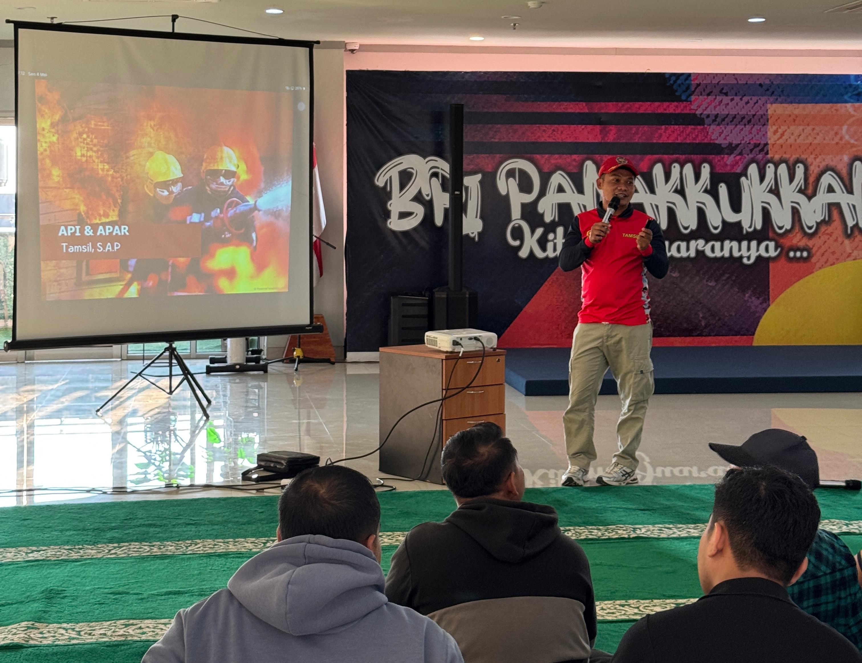 Oplus_16908288 Simulasi Kebakaran, BRI Panakkukang Latih Kesiapsiagaan Pegawai