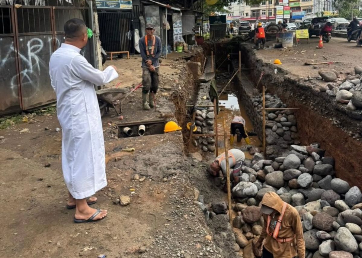 Oplus_16908288 Gubernur Sulsel Tinjau Progres Jalan Hertasning, Drainase Diperbesar untuk Atasi Genangan