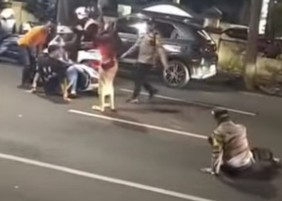Panik dan Hindari Razia, Pengendara Tabrak Polisi di Depan Polsek Ujung Pandang Panik dan Hindari Razia, Pengendara Tabrak Polisi di Depan Polsek Ujung Pandang