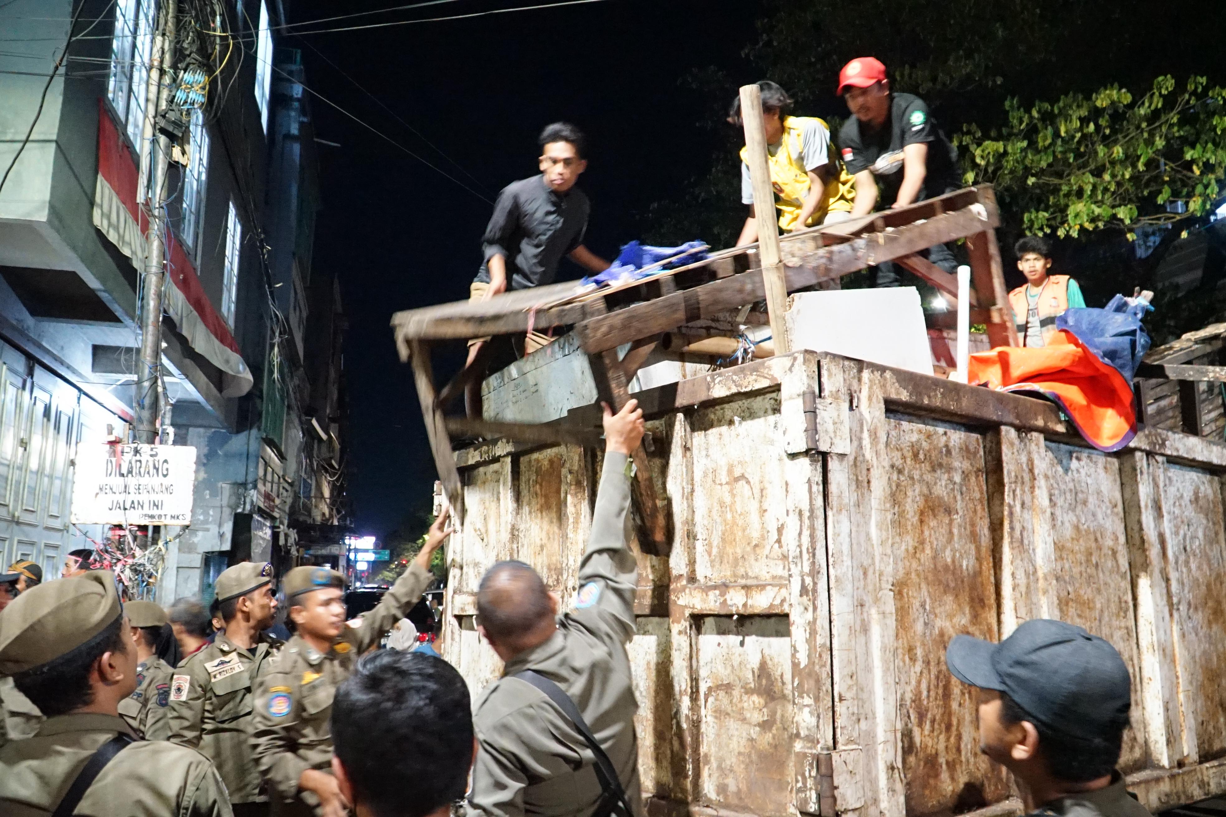Pemkot Makassar Relokasi Ratusan Pedagang dari Jalan Veteran