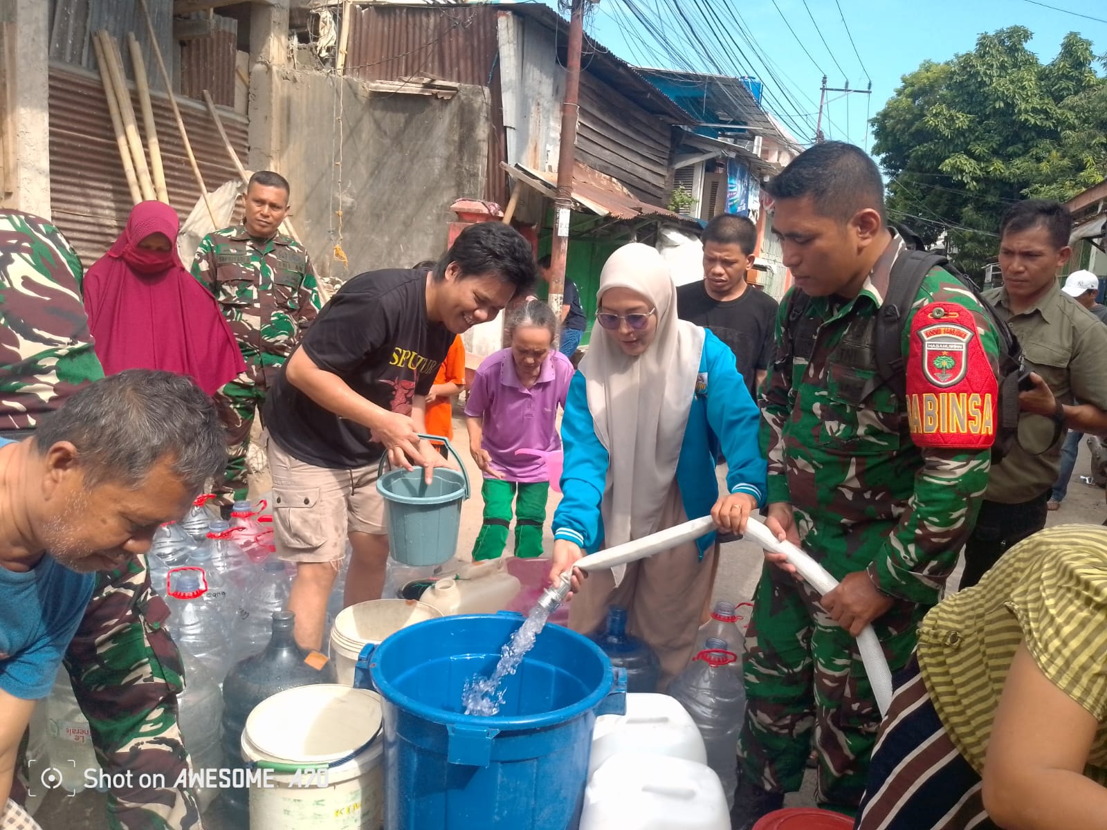 Bersama Koramil 1408/08 Makassar, KNPI Kecamatan Makassar Distribusikan Air Bersih untuk Warga Maccini Gusung