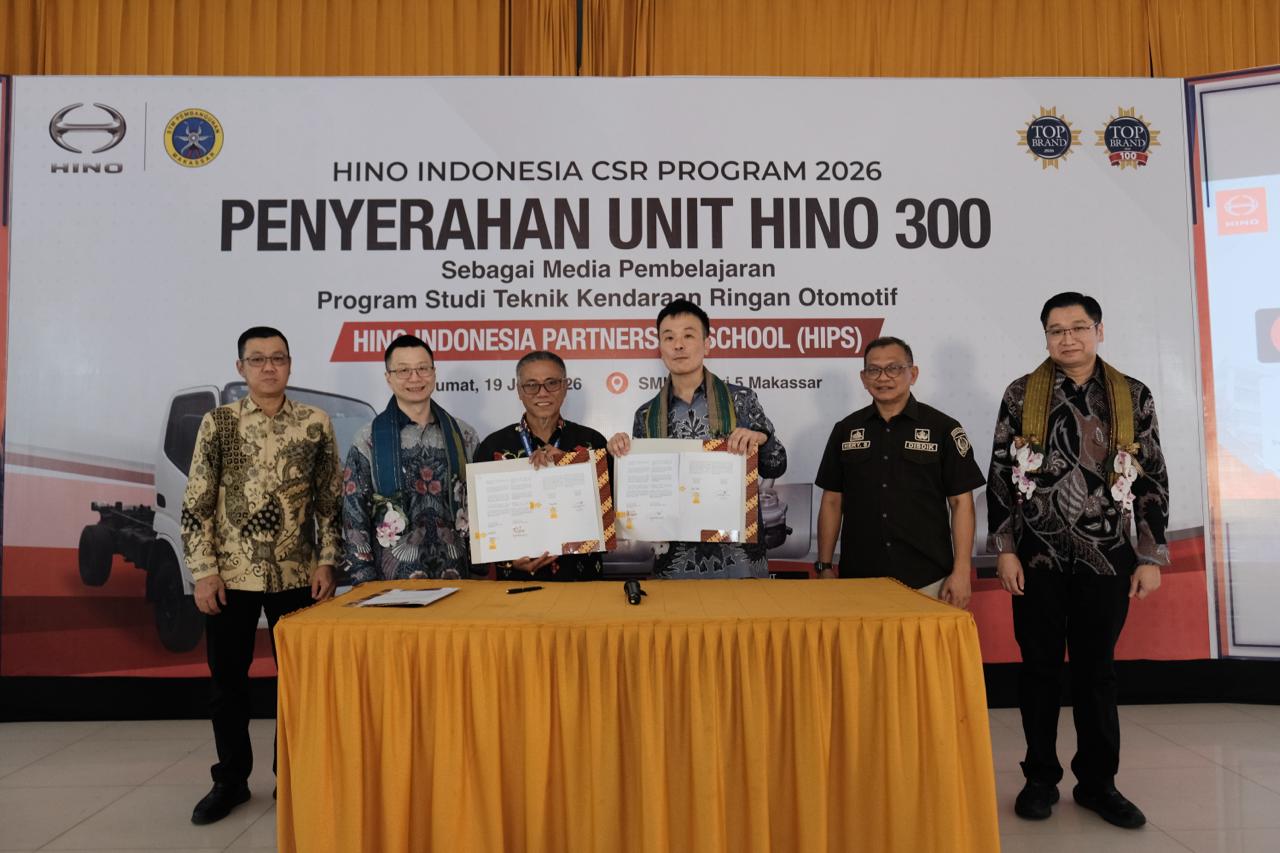 Dukung Pendidikan Vokasi, Serahkan Truk Hino 300 dan Komponen Kendaraan untuk SMKN 5 Makassar Dukung Pendidikan Vokasi, Serahkan Truk Hino 300 dan Komponen Kendaraan untuk SMKN 5 Makassar