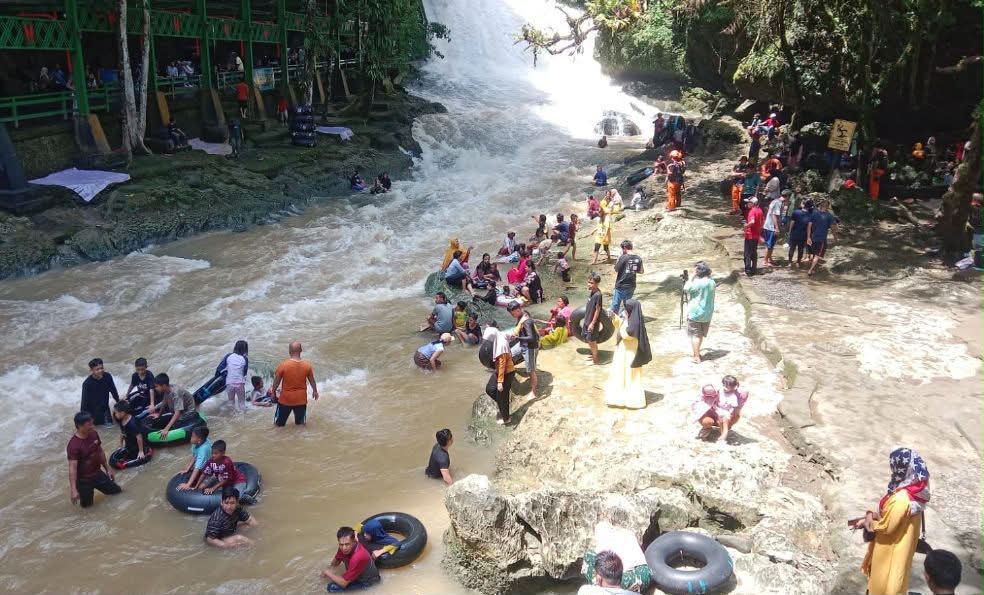 Bantimurung Dibanjiri Wisatawan, 6.983 Pengunjung Dongkrak PAD Maros hingga Rp235 Juta Saat Libur Idul Adha