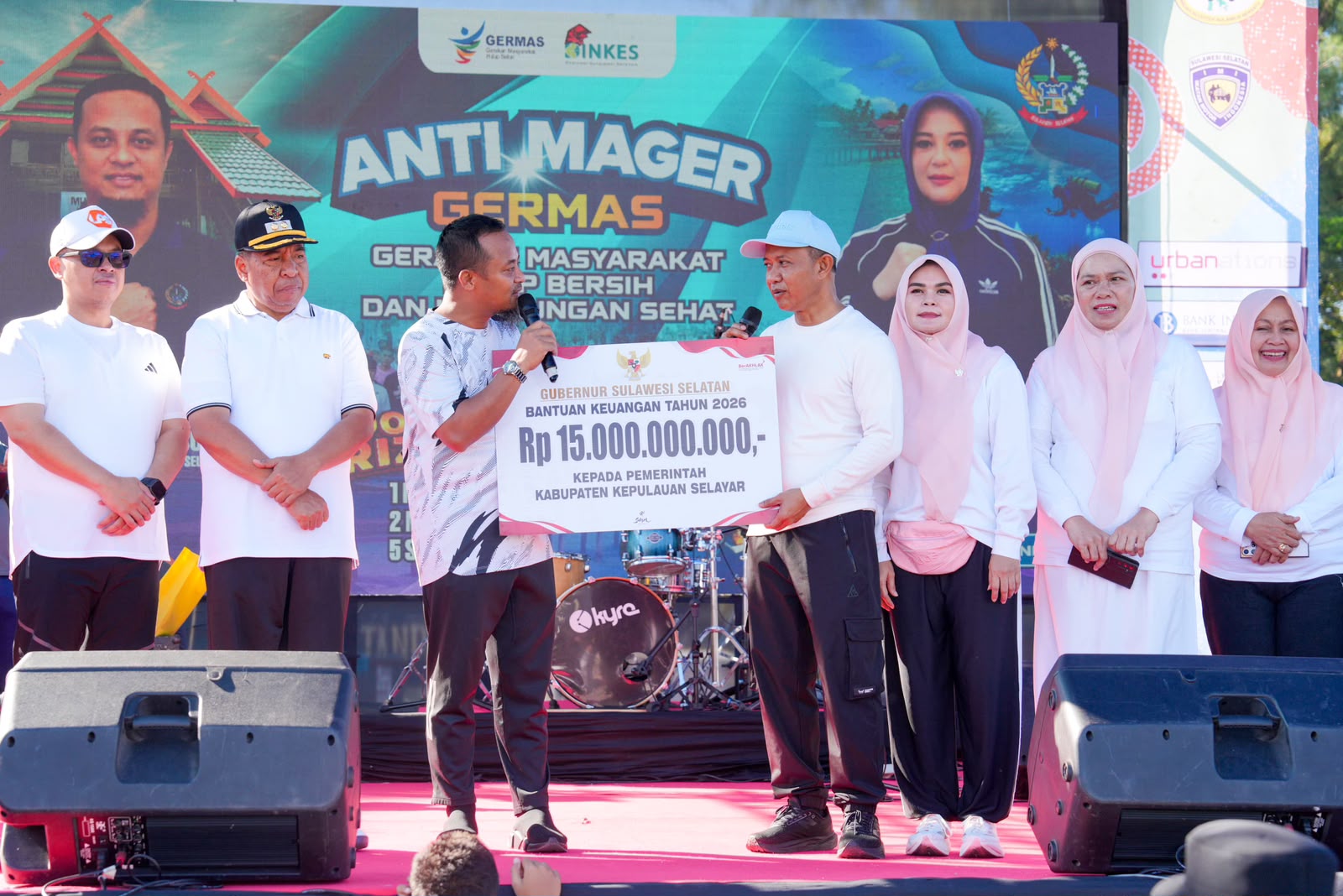 Perkuat Infrastruktur dan UMKM di Selayar, Gubernur Sulsel Serahkan Bantuan Rp15 M