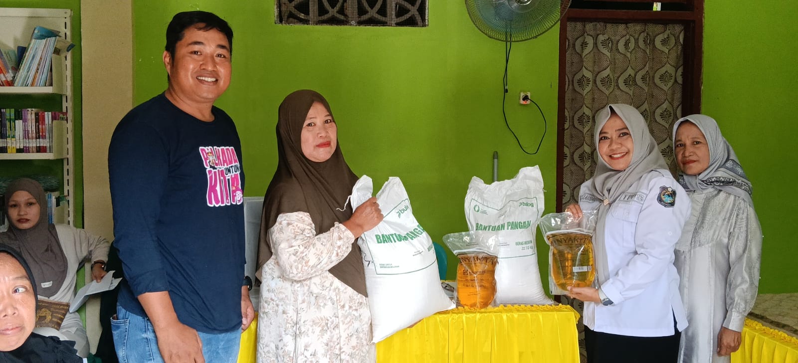 Sri Siswaty Zainal Serahkan Bantuan Pangan Secara Simbolis Kepada 150 PBP Desa Karueng