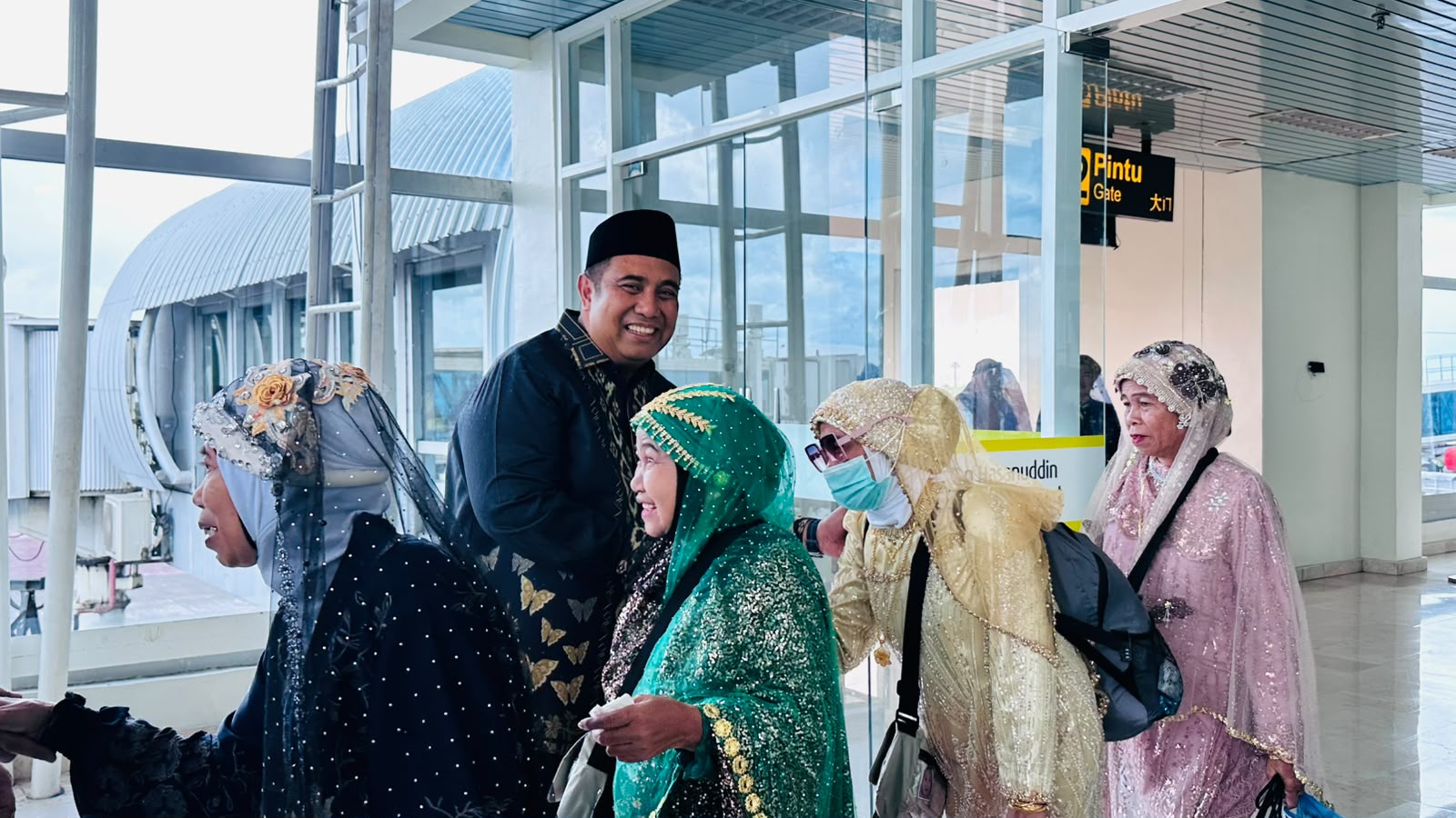 Bupati dan Wakil Bupati Maros Sambut Kepulangan Jamaah Haji Kloter 14 di Bandara 